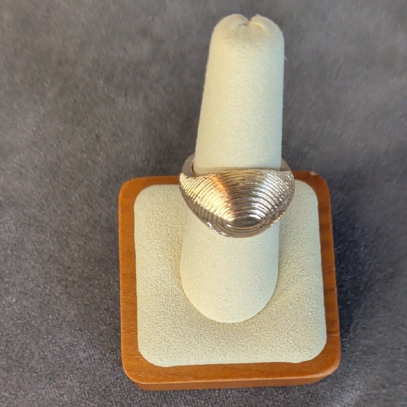 Shell-Texture Statement Ring - Goldtone Size 7 - Picture 7 of 10